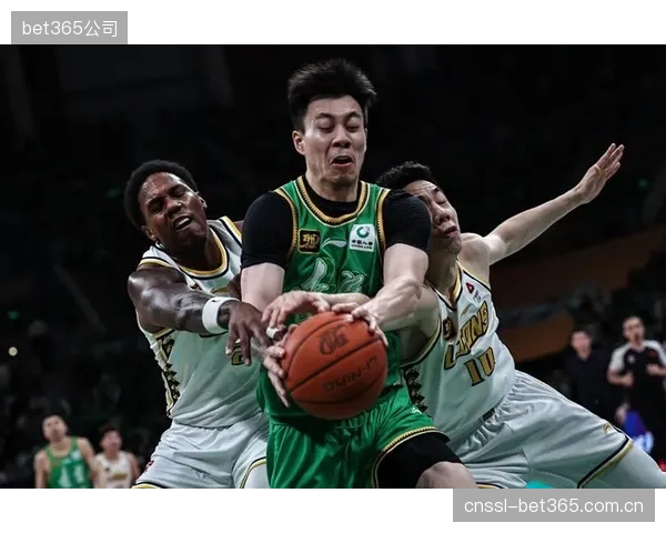 张镇麟休赛期转会上海效果显著，本土锋线李弘权成长迅速入选最佳一阵。